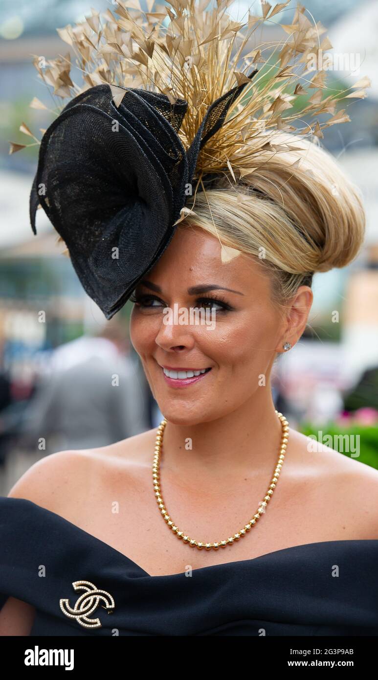 Ascot, Bergen, Großbritannien. Juni 2021. Racegoers, die am Ladies Day bei Royal Ascot ankommen. Nach einer Hitzewelle in den letzten Tagen gibt es heute eine gelbe Wetterwarnung vor Gewittern. Quelle: Maureen McLean/Alamy Live News Stockfoto