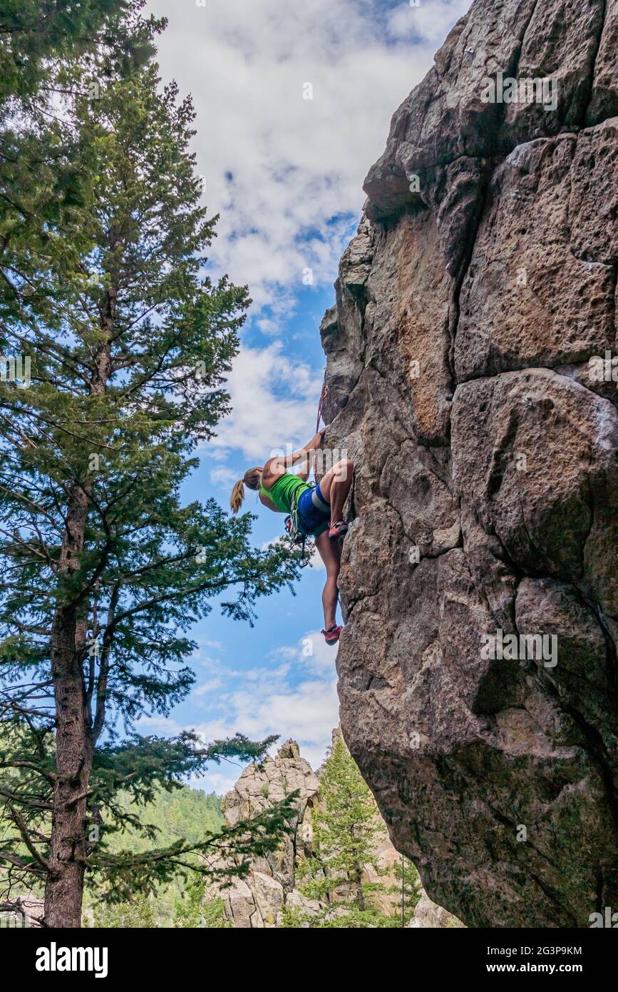 6/6/21 - Boulder, Colorado - Eine Frau arbeitet die Bewegungen auf einem schwierigen Felsklettern im Boulder Canyon aus Stockfoto