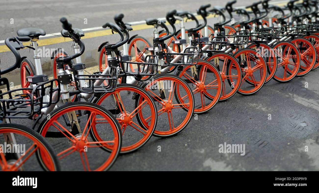 Mobile mieten Sie eine Bikestation in Mailand. Stockfoto