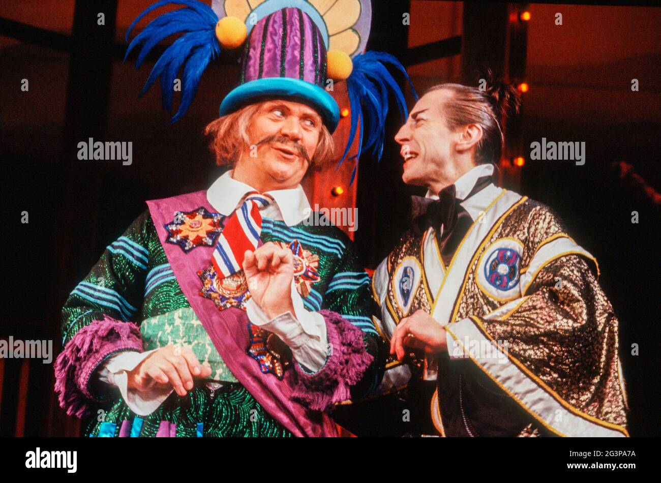 l-r: John Hewer (Pooh-Bah), Murray Melvin (Ko-Ko) im MIKADO von Gilbert & Sullivan am Cambridge Theatre, London WC2 28/09/1982 A Plymouth Theatre Royal Production Set Design: Sean Cavanagh Kostüme: Hugh Durrant Beleuchtung: Dee Ashworth Choreographie: Michele Hardy Regie: Chris Hayes Stockfoto