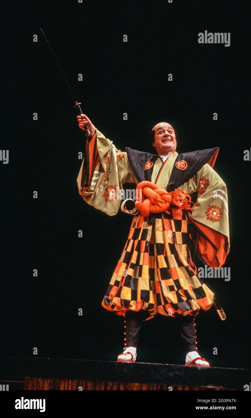 Eric Donkin (Ko-Ko) im MIKADO von Gilbert & Sullivan im The Old Vic, London SE1 29/02/1984 ein Stratford Festival Canada Production Set Design: Susan Benson & Douglas McLean Kostüme: Susan Benson Beleuchtung: Michael J Whitfield Choreographie & Regie: Brian Macdonald Stockfoto