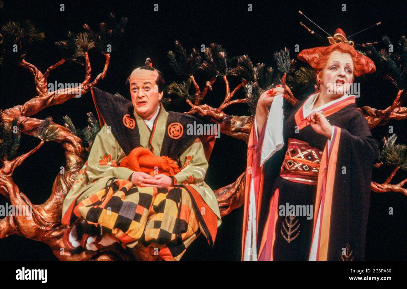 Eric Donkin (Ko-Ko), Christina James (Katisha) im MIKADO von Gilbert & Sullivan im The Old Vic, London SE1 29/02/1984 A Stratford Festival Canada Production Set Design: Susan Benson & Douglas McLean Kostüme: Susan Benson Beleuchtung: Michael J Whitfield Choreographie & Regie: Brian Macdonald Stockfoto