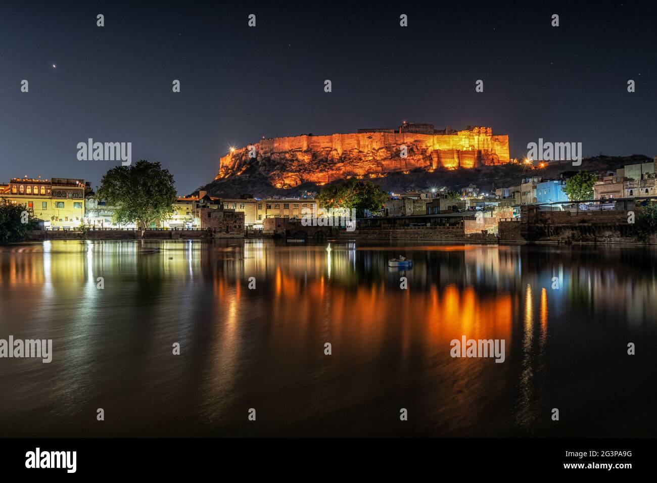 Mehrangarh Fort bei Nacht Reflexion Stockfoto