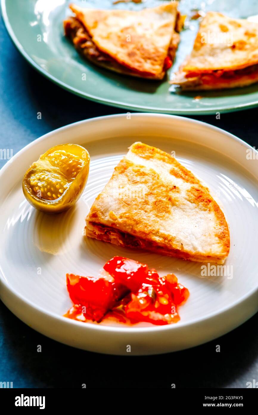 Quesadilla mit Tomatensalsa, Tomatillos und Sour Cream Stockfoto