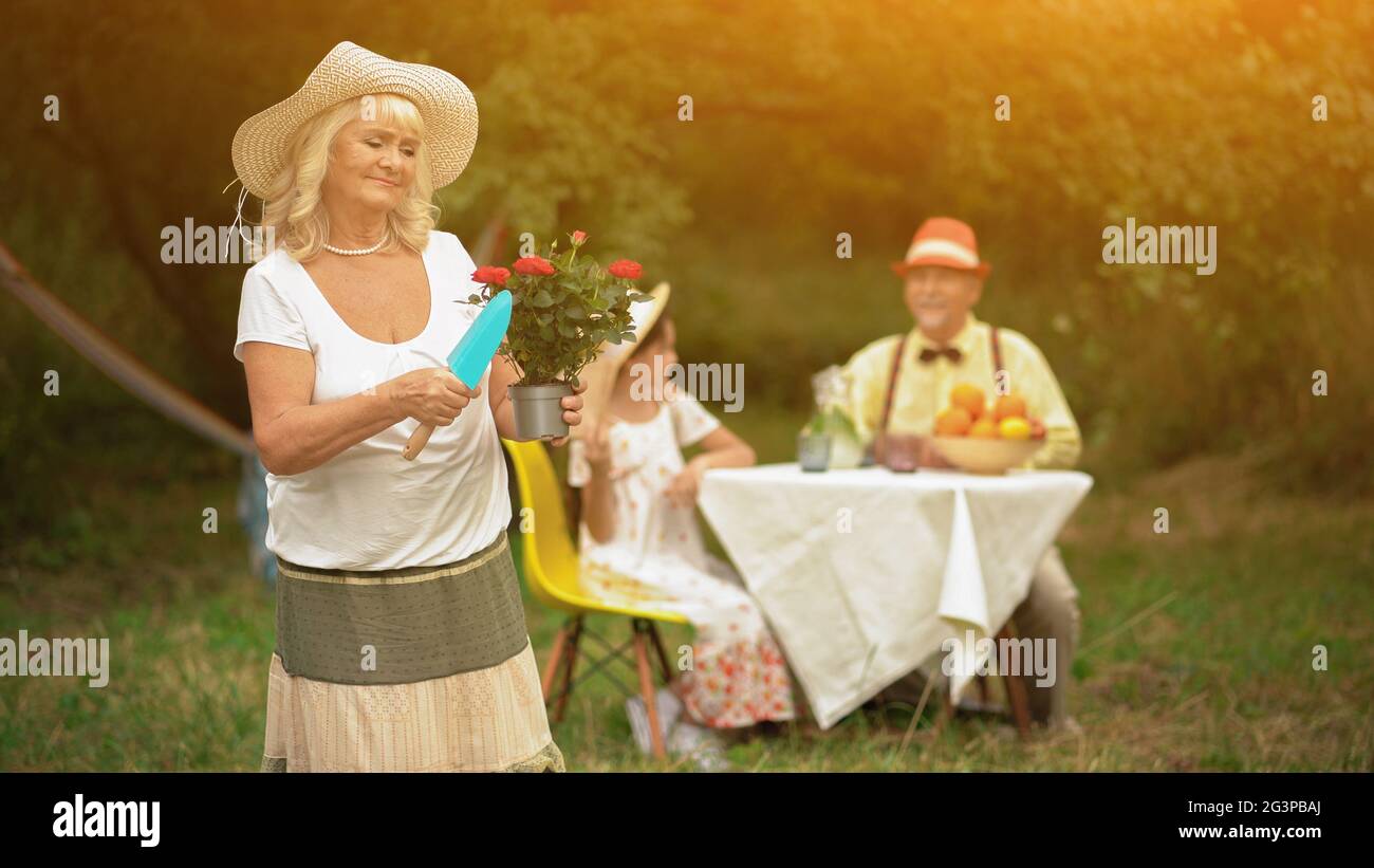Freundliche Familie verbringt Freizeit in einem wunderschönen Sommergarten Stockfoto
