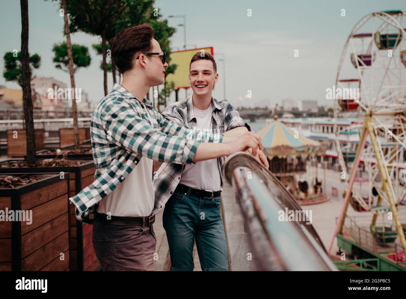 Zwei Jungs Unterhalten Sich Im Stadtpark Stockfoto
