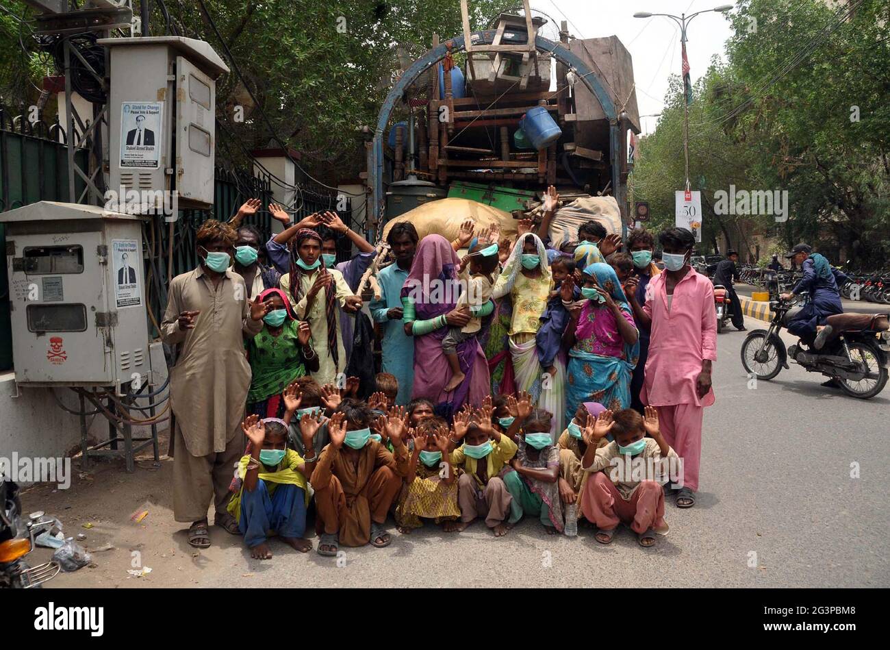 Bewohner von Tando Hyder veranstalten am Donnerstag, dem 17. Juni 2021, im Hyderabad-Presseclub eine Protestdemonstration gegen die hohe Händigkeit einflussreicher Menschen. Stockfoto
