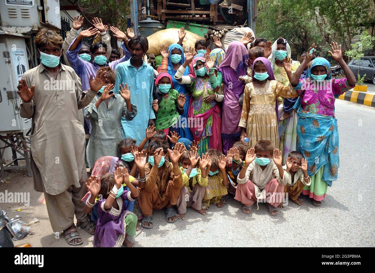 Bewohner von Tando Hyder veranstalten am Donnerstag, dem 17. Juni 2021, im Hyderabad-Presseclub eine Protestdemonstration gegen die hohe Händigkeit einflussreicher Menschen. Stockfoto