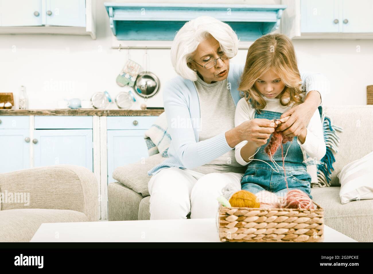 Großmutter und Enkelin stricken besondere saisonale Geschenk für ihre Mutter Stockfoto