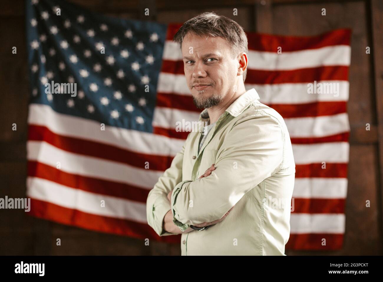 Patriotischer Amerikanischer Geschäftsmann Inmitten Auf Amerikanischer Flagge Verschwommen Zurück Stockfoto