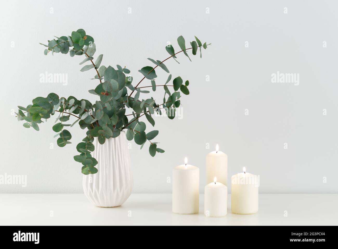 Bouquet von Eukalyptus und Kerzen Stockfoto