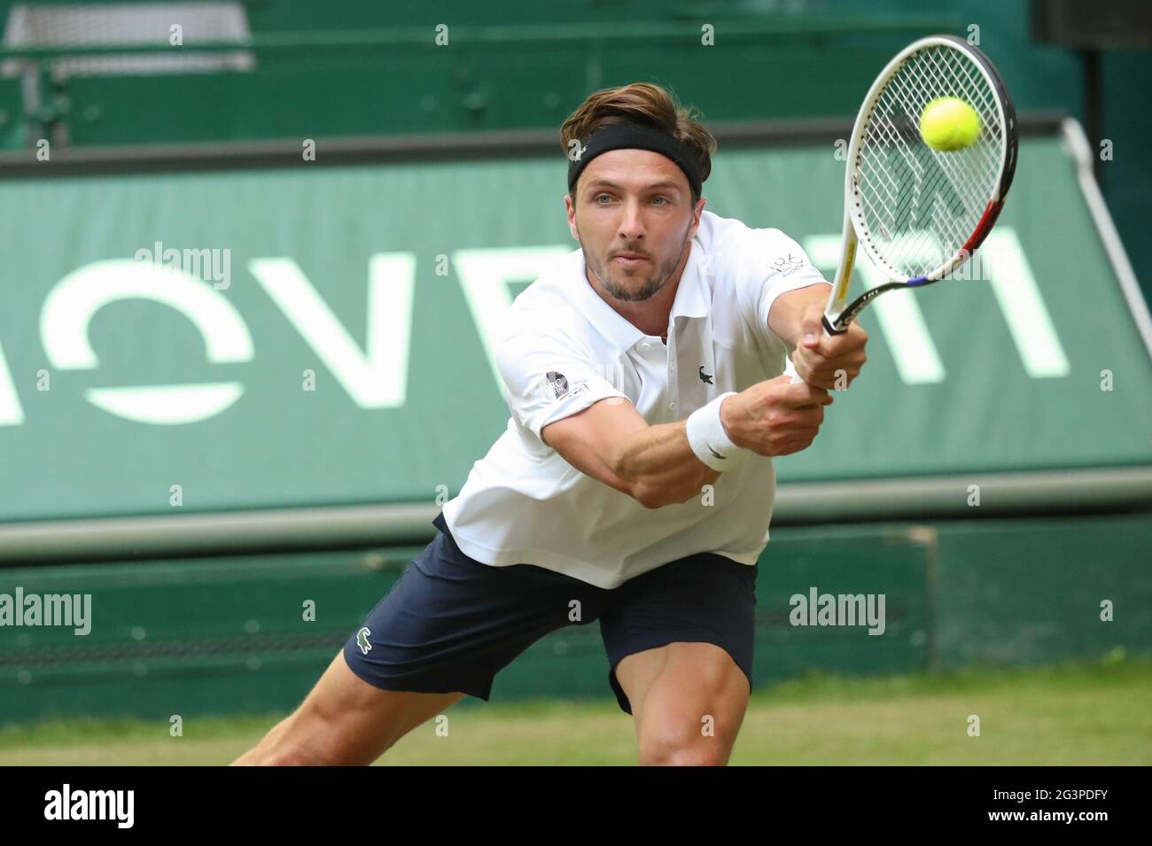 Halle, Deutschland. Juni 2021. Tennis: ATP Tour Singles, Herren, 16. Runde,  Basilashvili (Georgien) - Rinderknech (Frankreich). Arthur Rinderknech  spielt eine Rückhand. Quelle: Friso Gentsch/dpa/Alamy Live News  Stockfotografie - Alamy