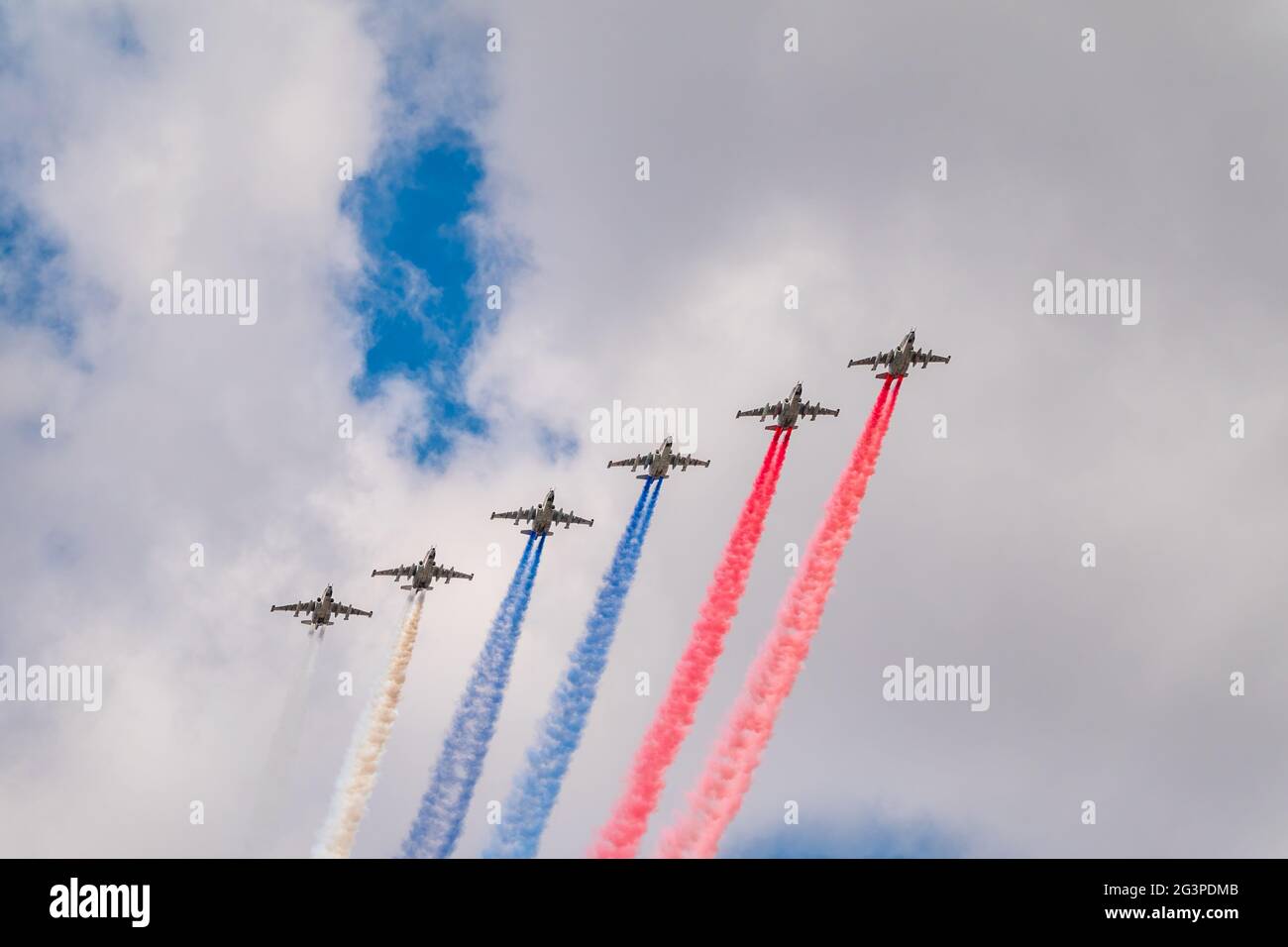 Moskau, Russland - 05. Mai 2021: Acht Angriffsflugzeuge Su-25 Frogfoot fliegen mit Rauch, gemalt in den Farben der russischen Flagge. Parade zu Ehren von VI Stockfoto