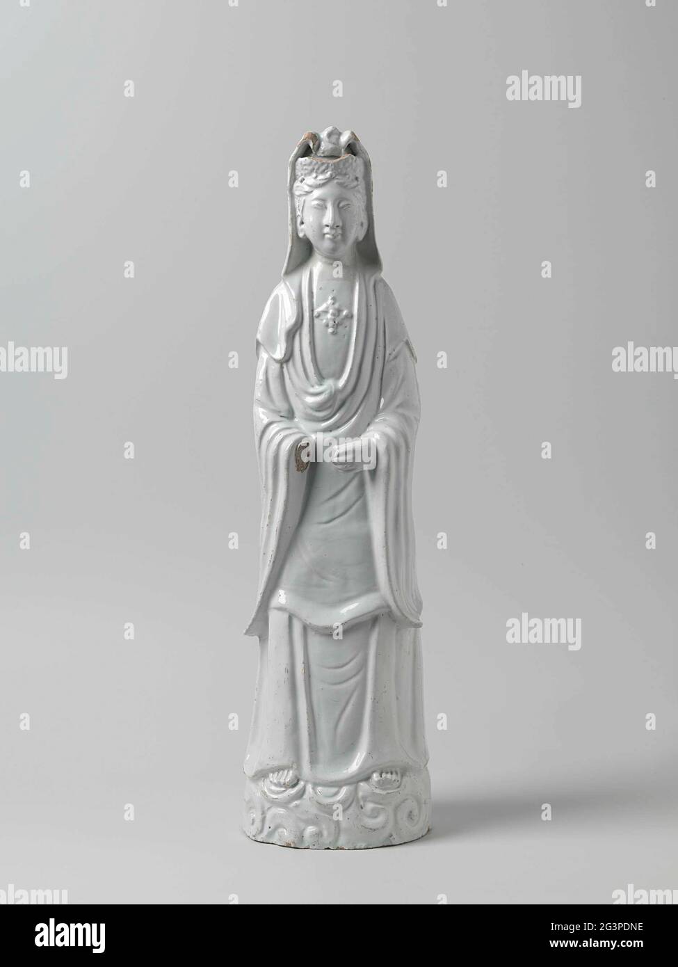 Kuan-Yin. Frauenfigur der Fayence, die guanyin repräsentiert. Weiß glasiert. Stockfoto