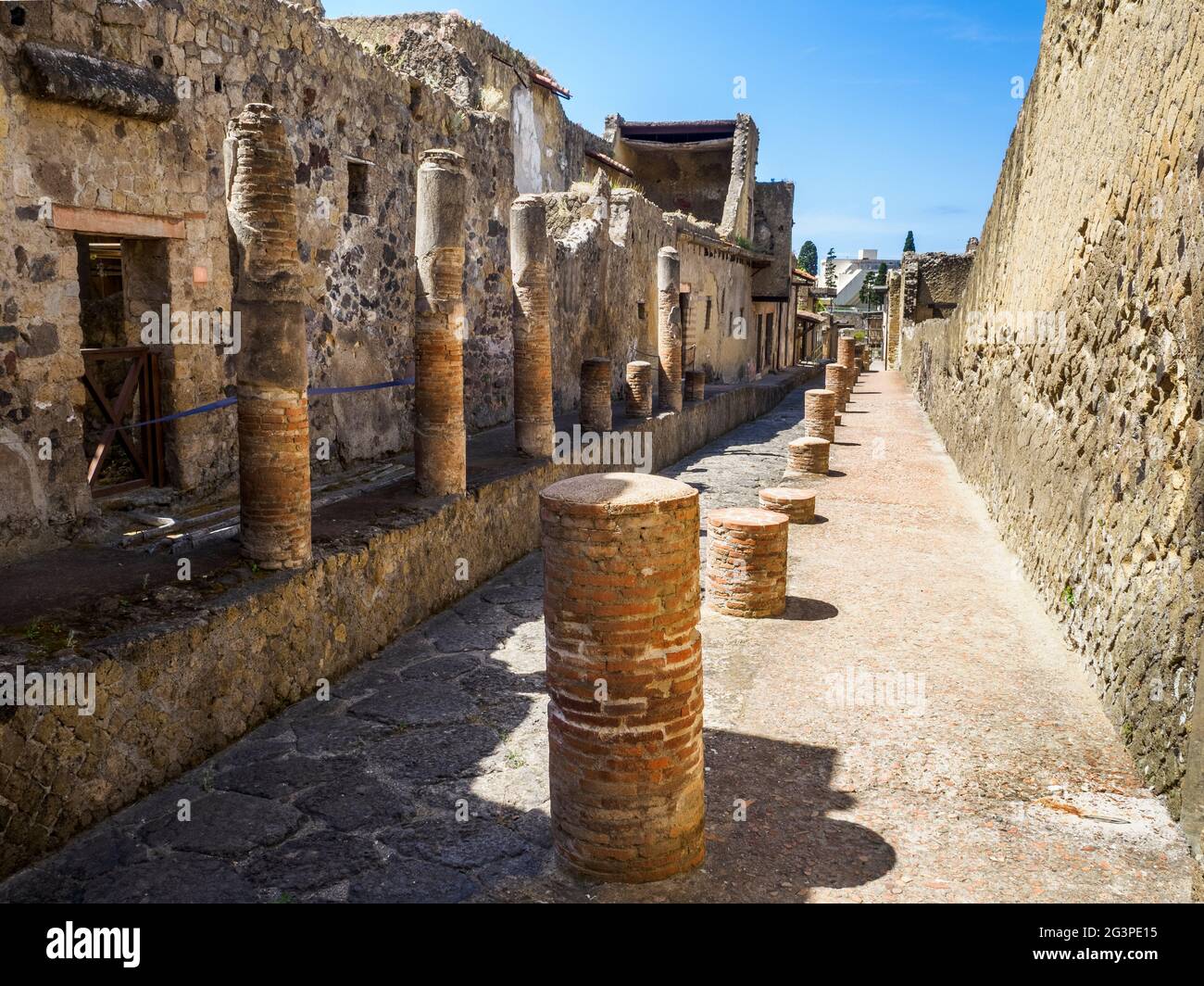 Cardo Quarto superiore (Stadtstraße, die nach Norden/Süden verläuft) - Herculaneum Ruinen, Italien Stockfoto