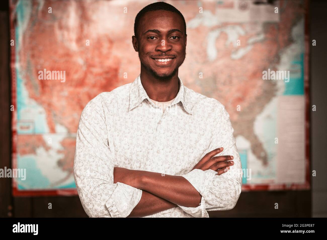 Junger Schwarzer Unternehmer Auf Amerikanischer Karte Hintergrund Stockfoto