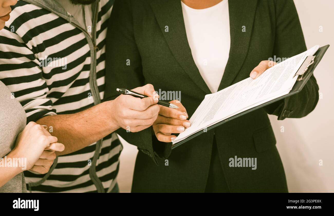 Dokumentvereinbarungen im offenen Haus unterzeichnet Stockfoto