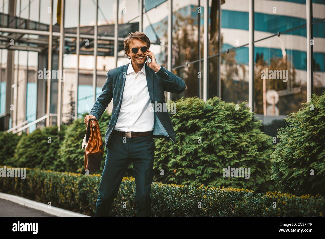 Ein erfolgreicher Geschäftsmann freut sich, gute Informationen zu hören Stockfoto