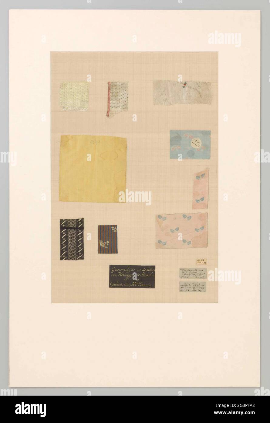 Fragment Seidengewebe .. Fragment von Seidengewebe. Ein blau und braun vertikal gestreifter Boden hat gelbe horizontale Reifen, in denen ein Blatt mit einer Frucht (Stechpalme?). Stockfoto