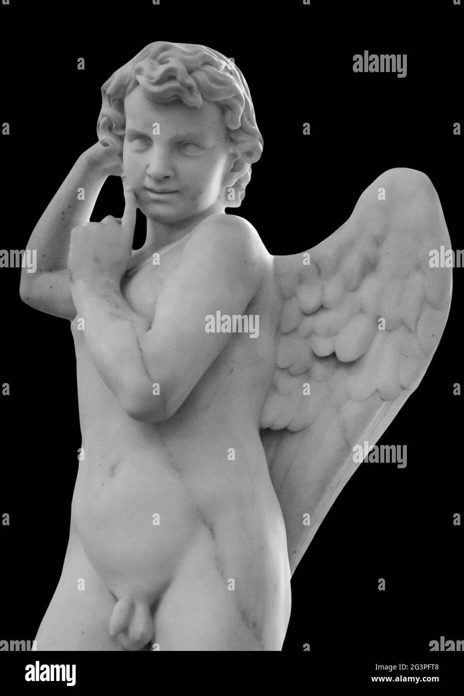 Weißer Todesengel vor schwarzem Hintergrund als Symbol für das Ende des Lebens. Alte Statue. Religion, ewiges Leben, Immortalit Stockfoto