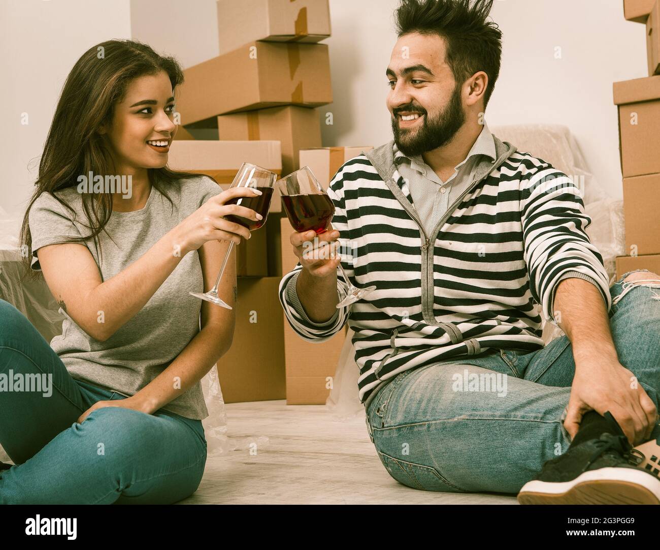 Junges Paar feiert den Kauf einer Wohnung Stockfoto