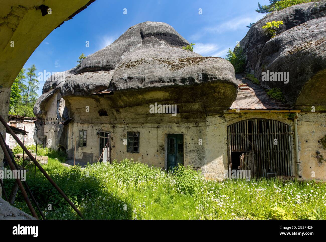 Ein historischer Bau eines Dorfhauses, das in den Fels gegraben wurde Stockfoto