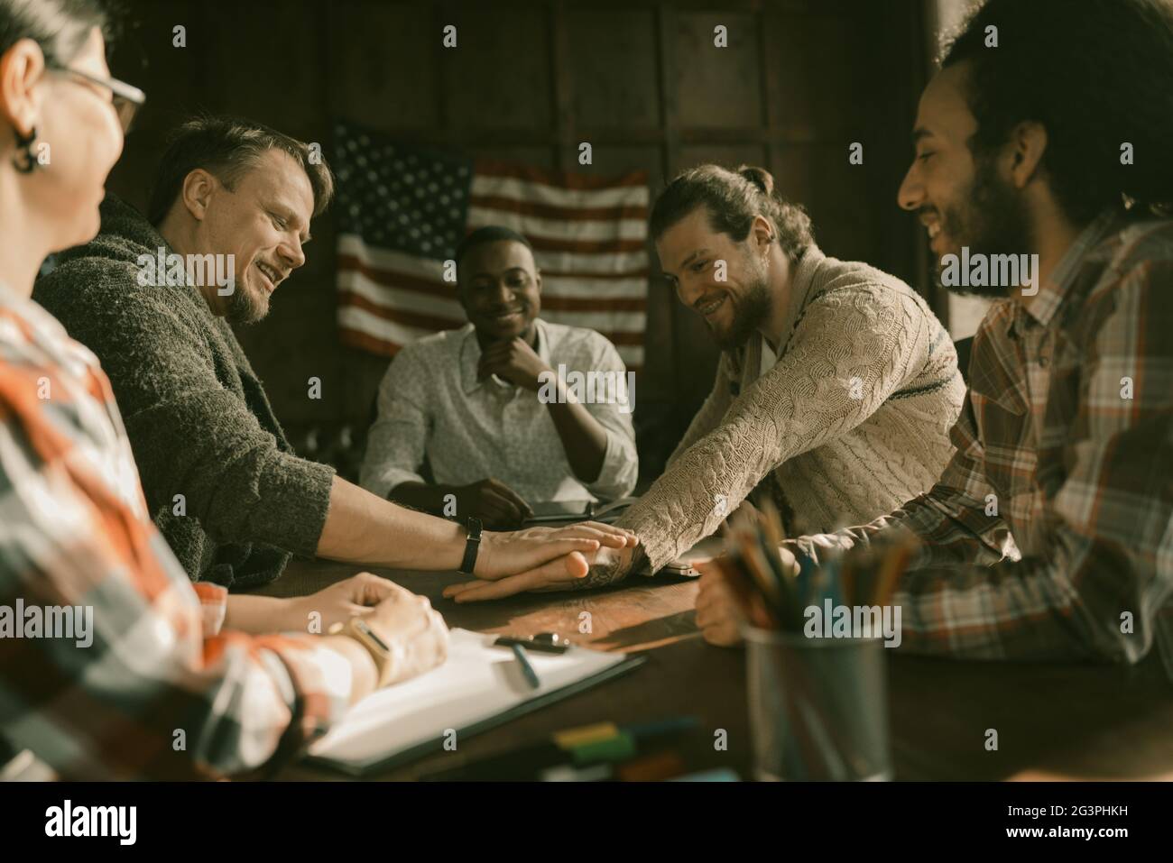 Das Vielfältige Team Von Freiberuflern Genießt Einen Erfolgreichen Start Stockfoto