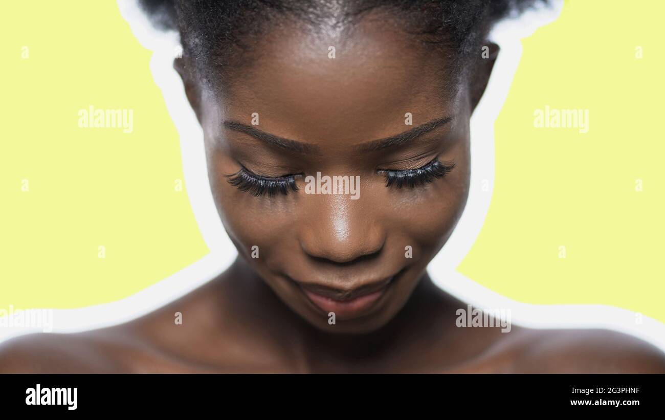 Das Gesicht der hübschen afro-Frau wurde isoliert auf hellgrün Stockfoto