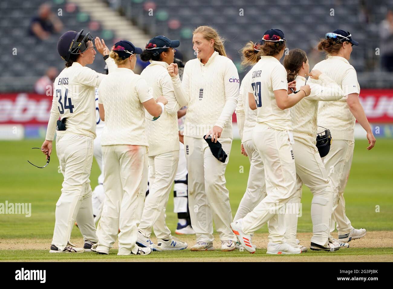Die englische Sophie Ecclestone feiert am Ende des Spiels am zweiten Tag des Women's International Test Matches auf dem Bristol County Ground. Bilddatum: Donnerstag, 17. Juni 2021. Stockfoto
