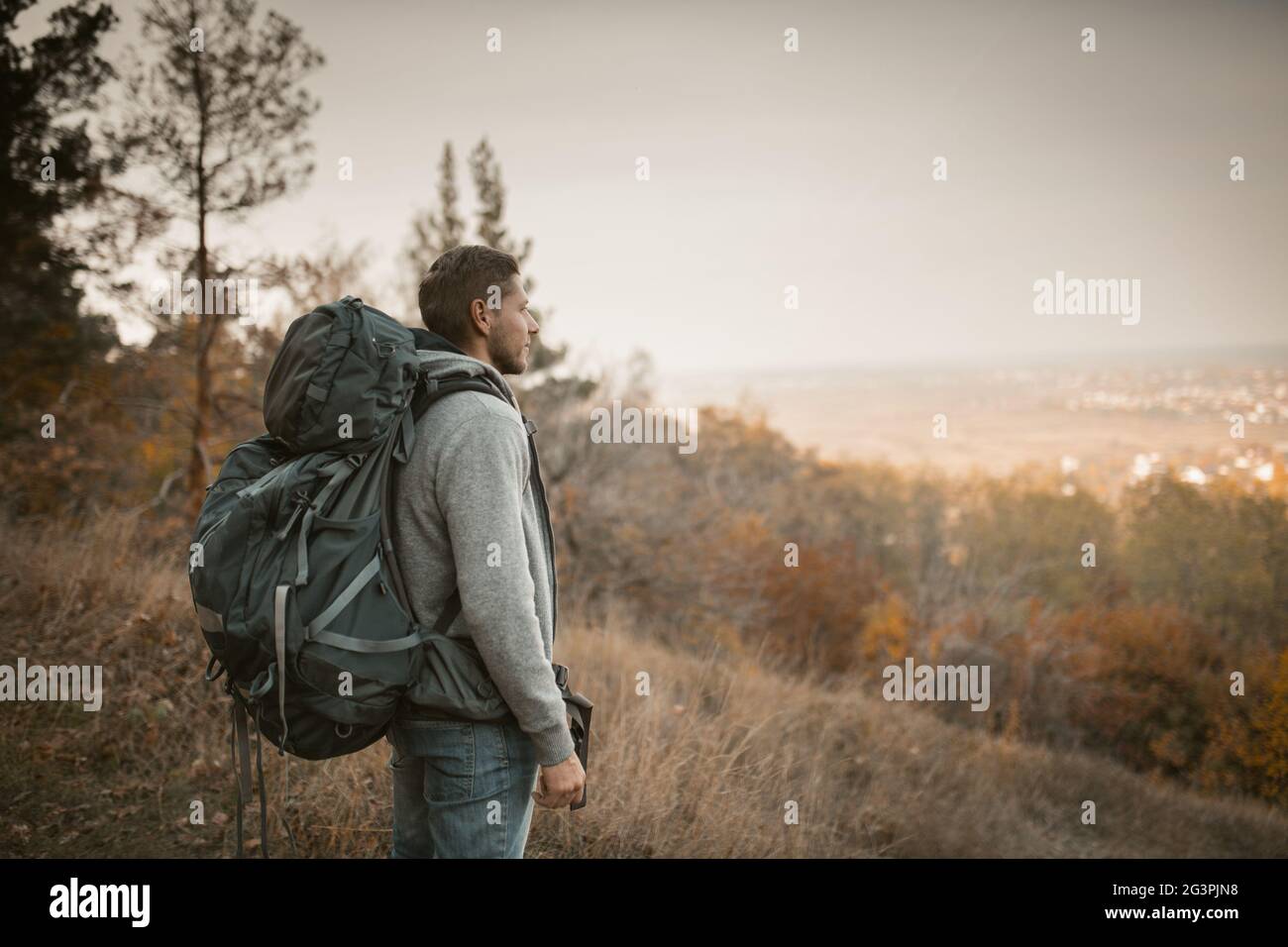 Junger Backpacker Wandern Im Herbst Natur Stockfoto
