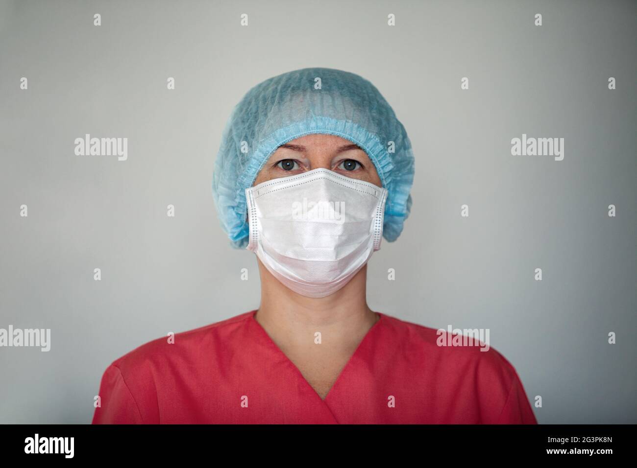 Frauen Arzt tragen Schutzmaske Coronavirus Covid-2019 zu bekämpfen. Stockfoto