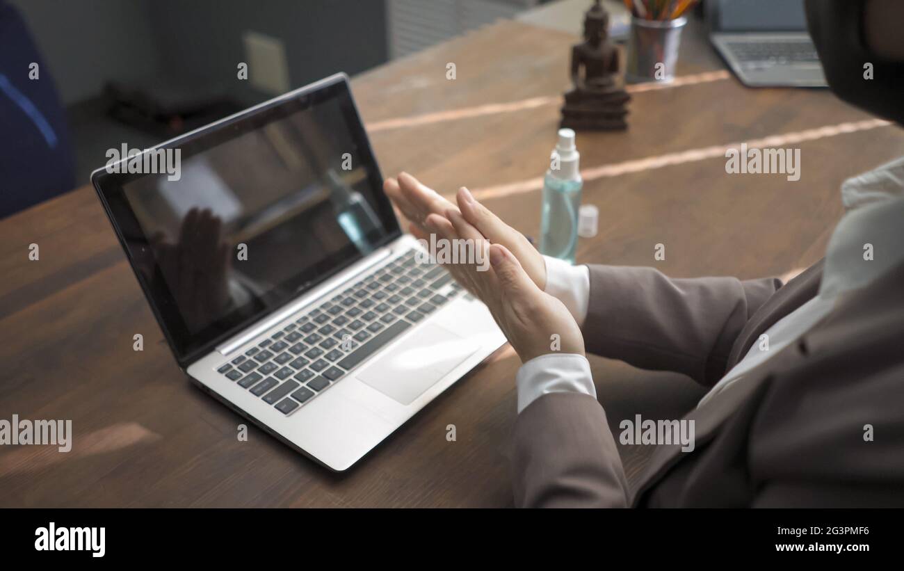 Asiatische Frau Mit Hand Sanitizer Spray Stockfoto