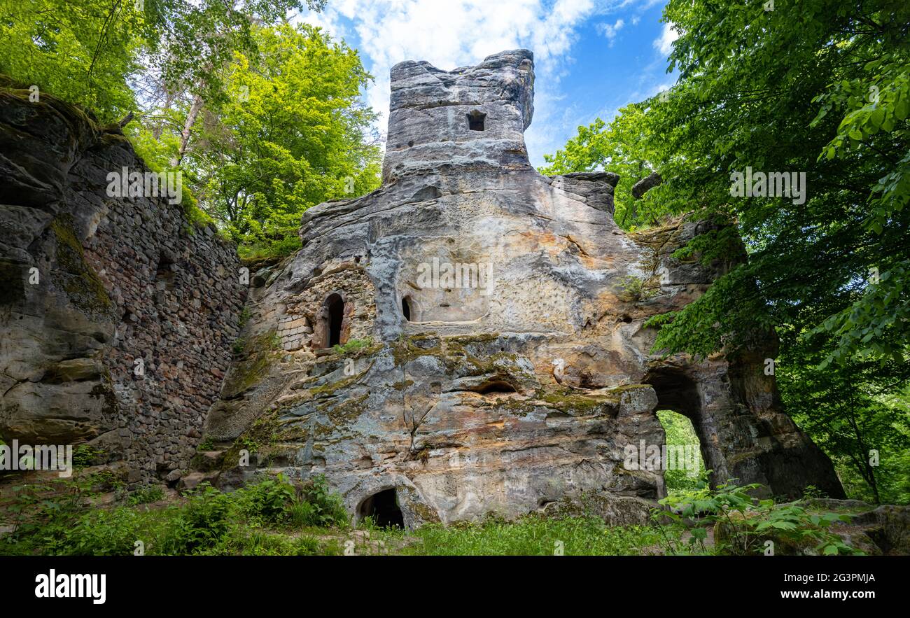 Die Ruine der Felsenburg Svojkov vom Anfang des 14. Jahrhunderts, Tschechien. Stockfoto