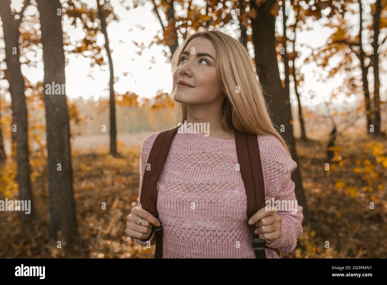 Weibliche Reisende Bewundert Schönheit Des Herbstwaldes Stockfoto