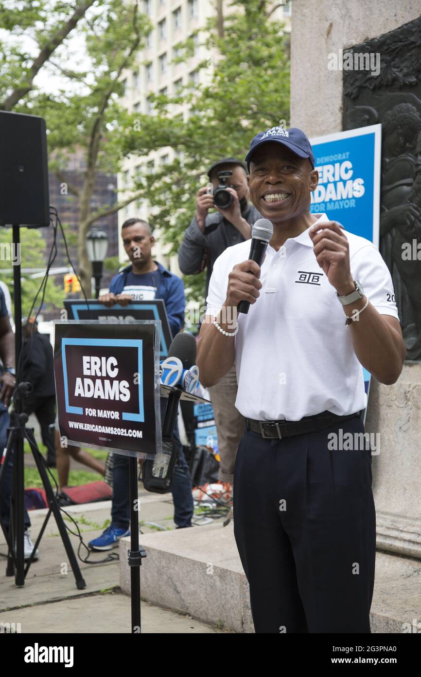 Eric Adams und seine Anhänger haben eine Kundgebung, als der Präsident von Brooklyn Borough für den Bürgermeister von New York City kandidiert. Cadman Plaza, Brooklyn, New York. Stockfoto
