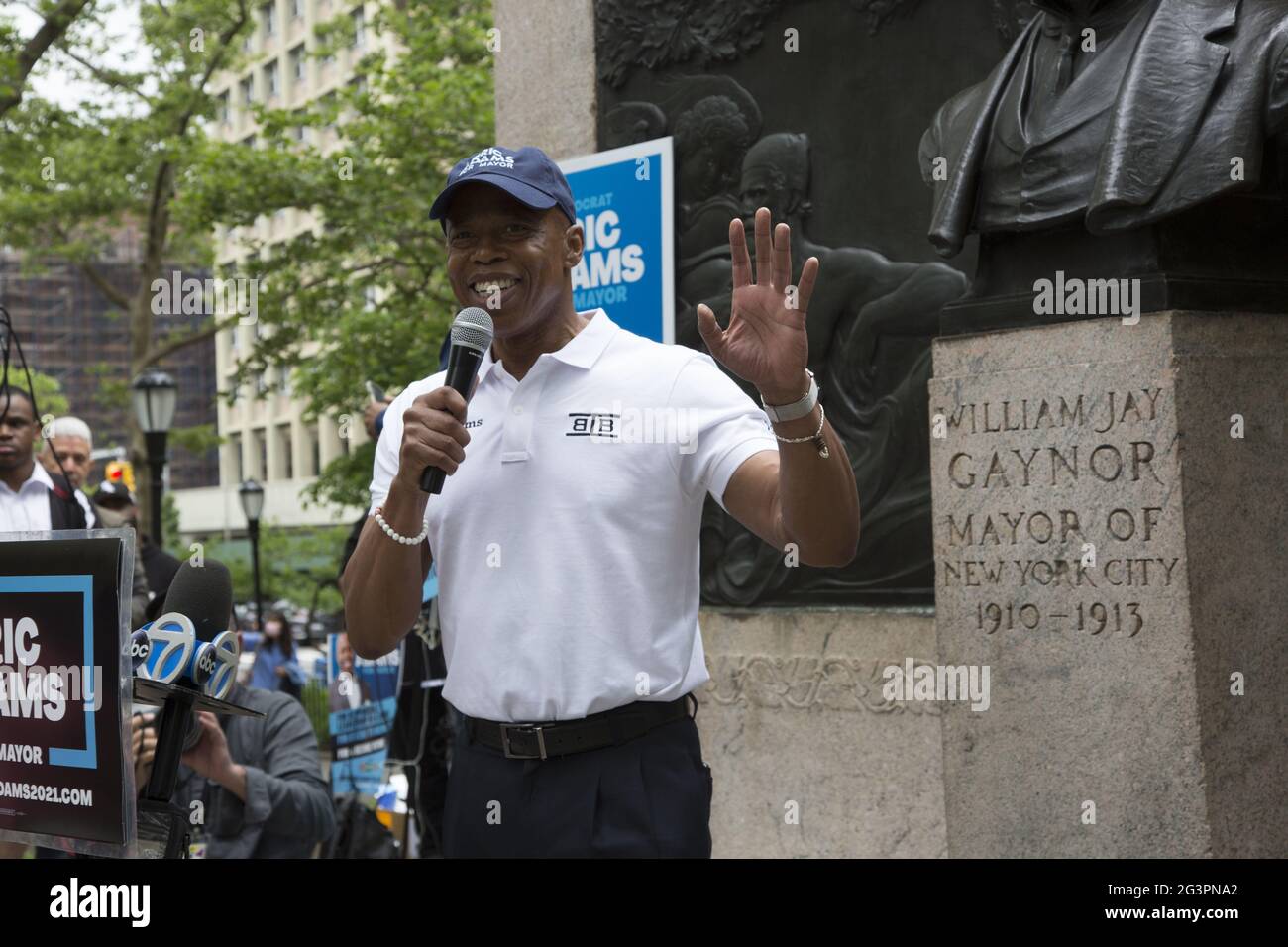 Eric Adams und seine Anhänger haben eine Kundgebung, als der Präsident von Brooklyn Borough für den Bürgermeister von New York City kandidiert. Cadman Plaza, Brooklyn, New York. Stockfoto