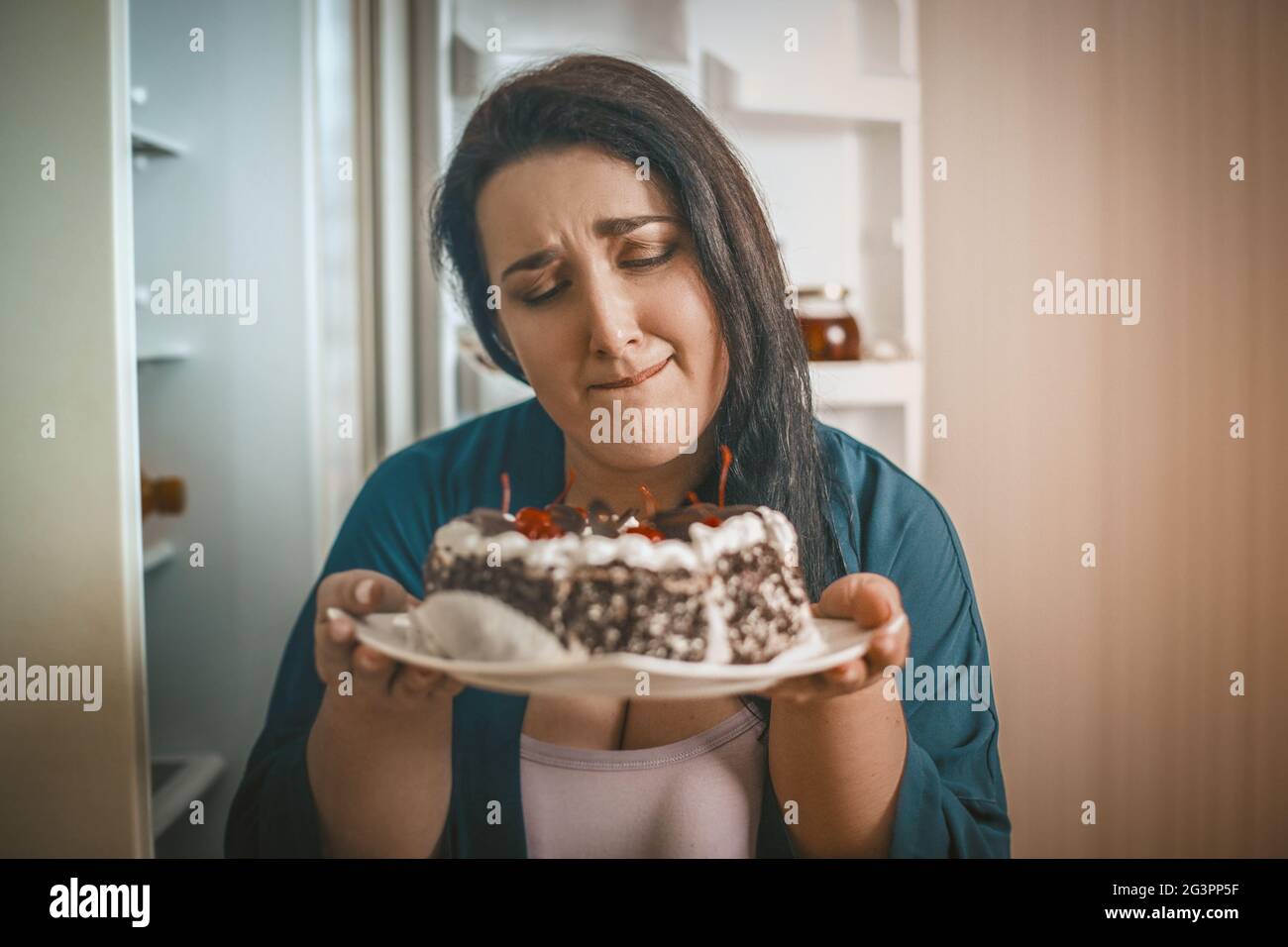 Plus Size Frau Frau Bewundert Schokoladenkuchen Stockfoto
