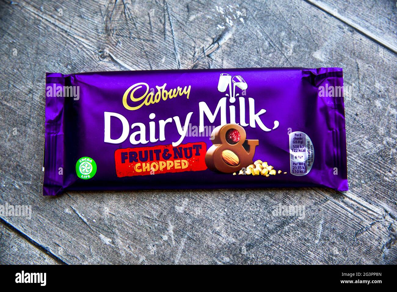 Cadbury's Dairy Milk Fruit & Nut gehackt Stockfoto