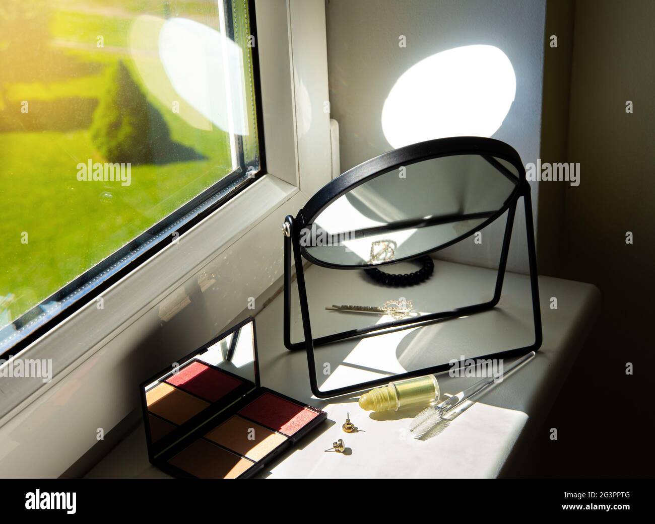 Raues Sonnenlicht, das durch das Fenster direkt in den Spiegel kommt, was zu einer Brandgefahr im Heimkonzept führen kann. Stockfoto