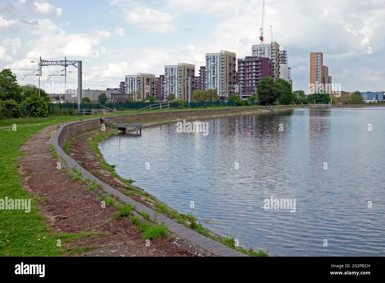 Blick auf neue Wohnhäuser Wohnapartments Wohnblocks im Bau und Walthamstow Wetlands Wildlife Reservoir in London N17 England Großbritannien Stockfoto