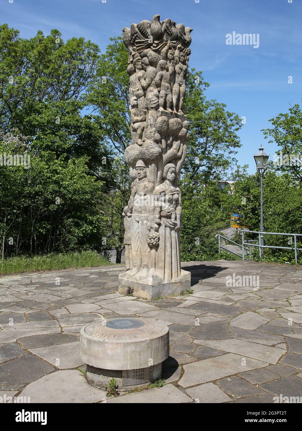 Denkmal für Opfer von Atombomben und Stele der Völkerfreundschaft LukashÃ¼gel Magdeburg Stockfoto