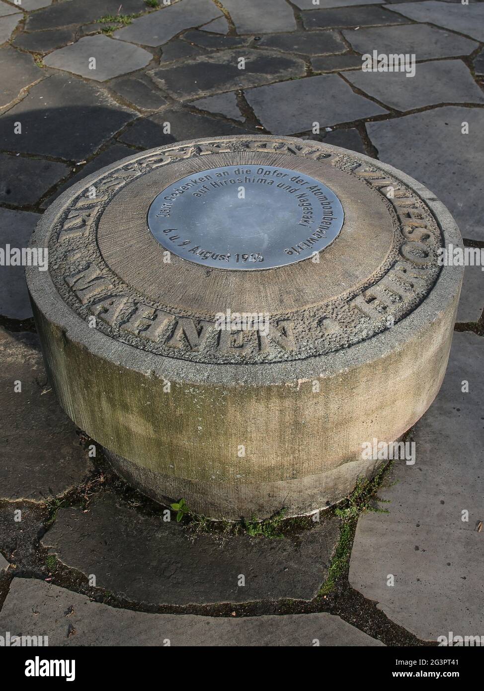 Denkmal für die Opfer der Atombombenanschläge auf Hiroshima und Nagasaki auf der LukashÃ¼gel Magdeburg Stockfoto