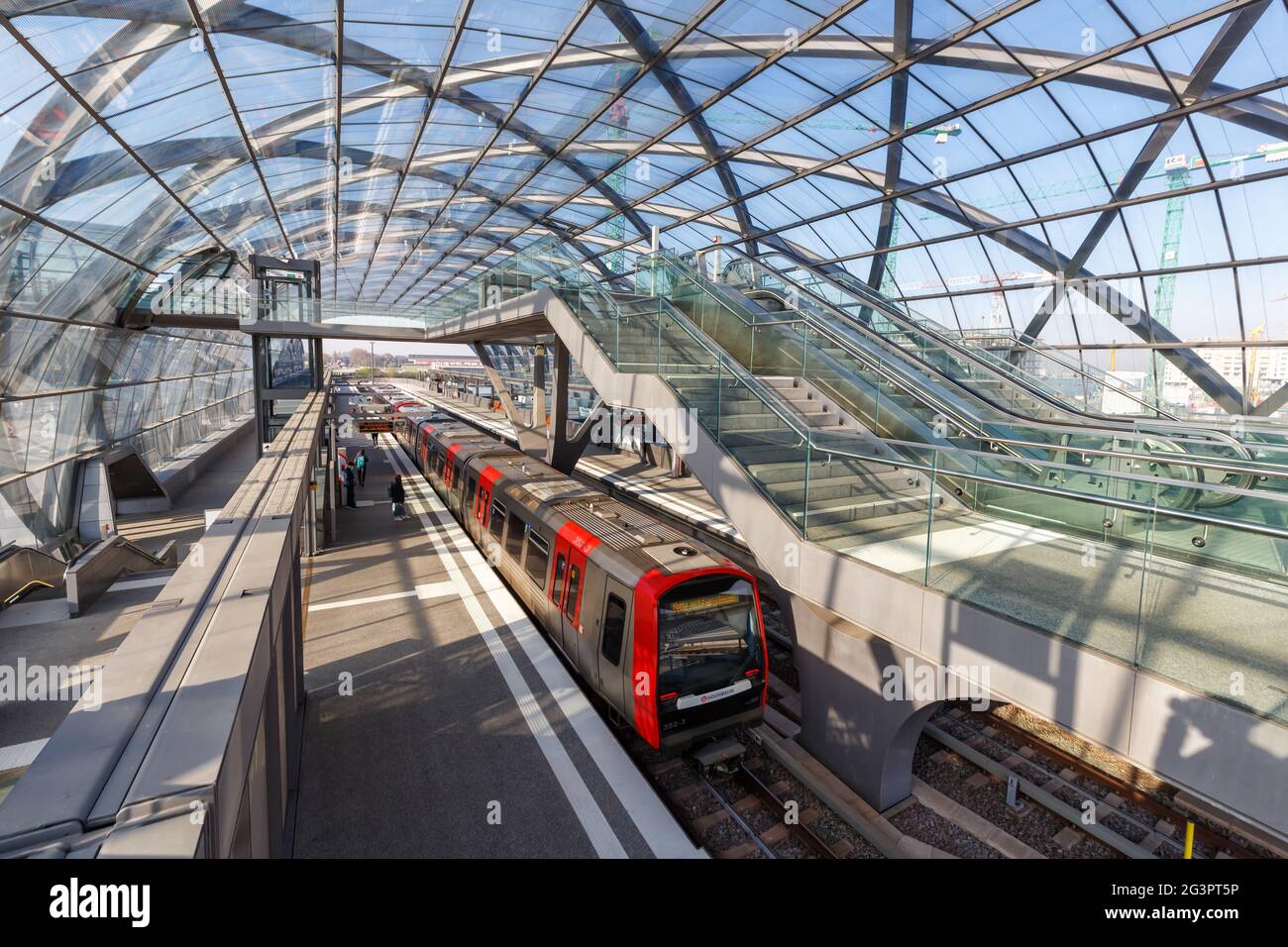 Hamburg, Deutschland - 21. April 2021: Hochbahn U-Bahn Linie U4 Station Elbbrücken in Hamburg, Deutschland. Stockfoto