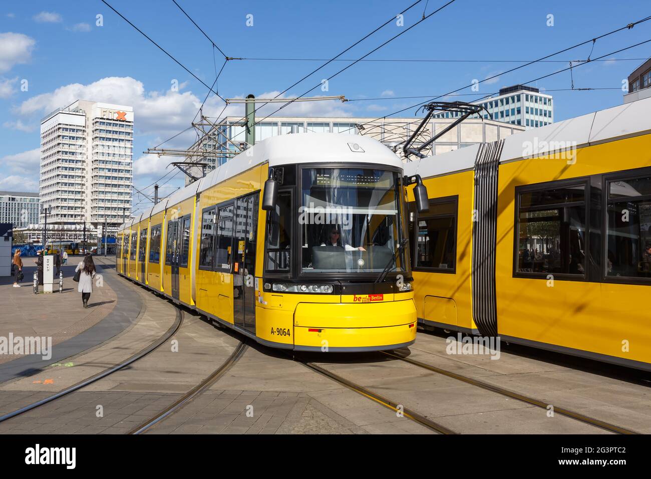Berlin, Deutschland - 23. April 2021: Tram Bombardier Flexity Stadtbahn öffentlicher Verkehr Alexanderplatz in Berlin, Deutschland. Stockfoto