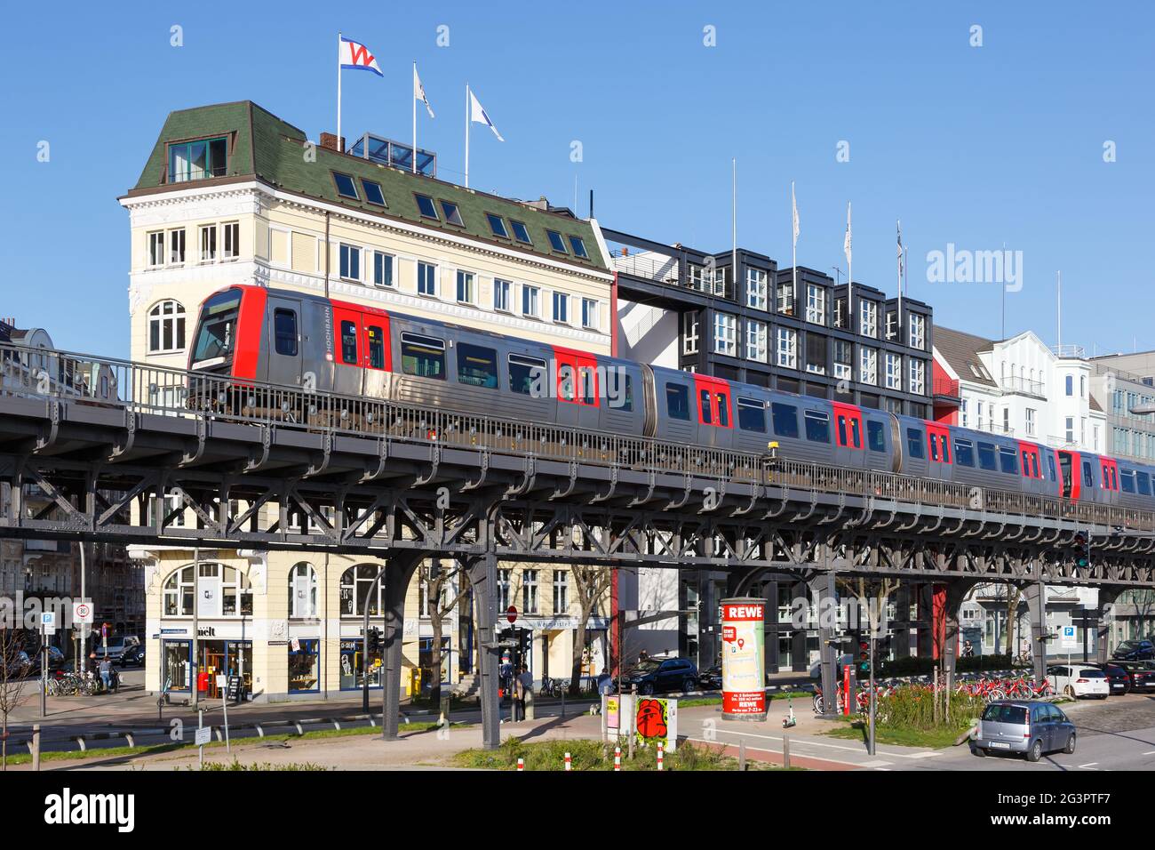 Hamburg, Deutschland - 20. April 2021: Hochbahn-U-Bahn Elbpromenade Landungsbrücken in Hamburg, Deutschland. Stockfoto