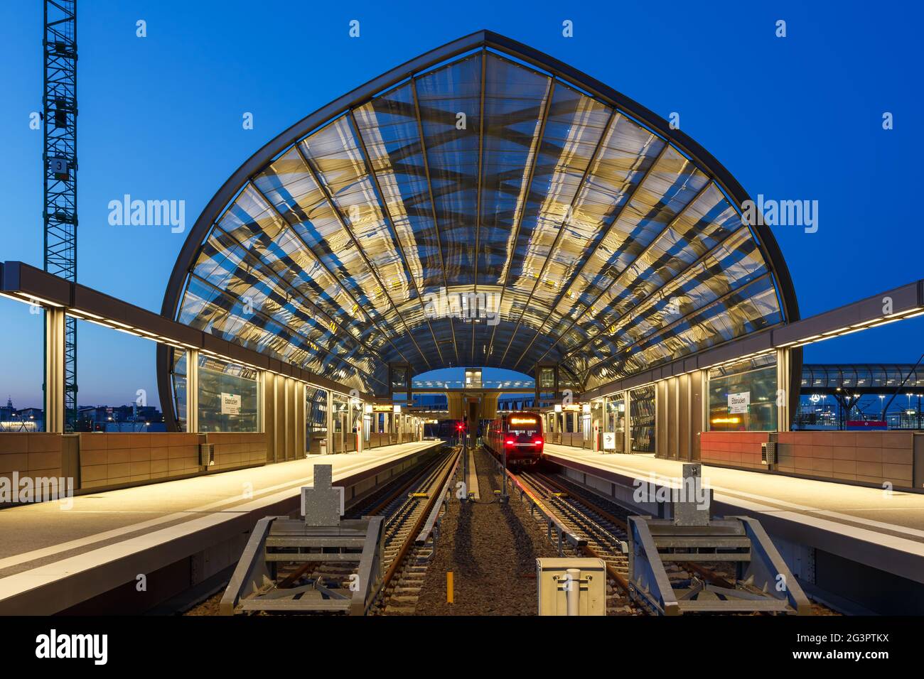 Hamburg, Deutschland - 20. April 2021: Hochbahn U-Bahn Linie U4 Station Elbbrücken in Hamburg, Deutschland. Stockfoto