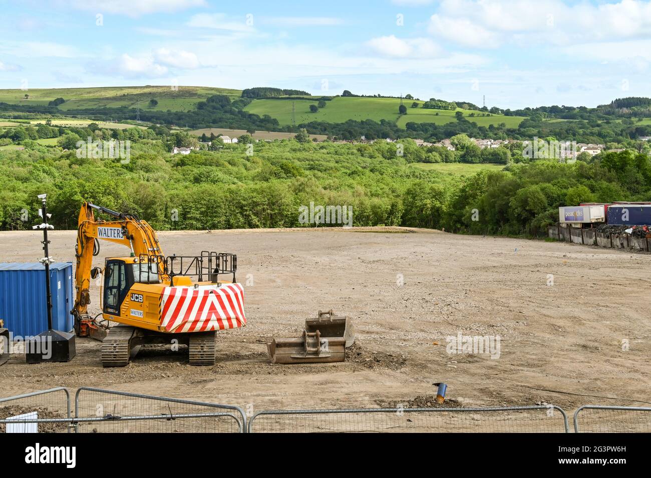Pontypridd, Wales - Juni 2021: Bagger auf einem Gelände bereit für die Arbeit an einem neuen Wohnbau zu beginnen Stockfoto