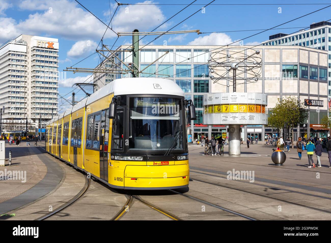 Berlin, Deutschland - 23. April 2021: Tram Bombardier Flexity Stadtbahn öffentlicher Verkehr Alexanderplatz in Berlin, Deutschland. Stockfoto