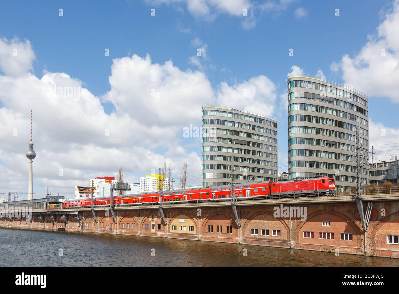 Berlin, Deutschland - 23. April 2021: Regionalzug der Deutschen Bahn DB bei der Jannowitz-Brücke in Berlin. Stockfoto