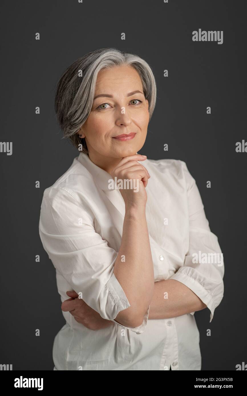 Grauhaarige Frau Fotos Und Bildmaterial In Hoher Aufl sung Alamy